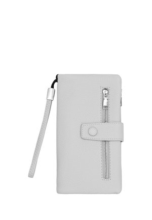 Portafoglio da polso in pelle grigia chiara con texture, dotato di tasca frontale con cerniera e chiusura a cinturino con bottone a pressione.