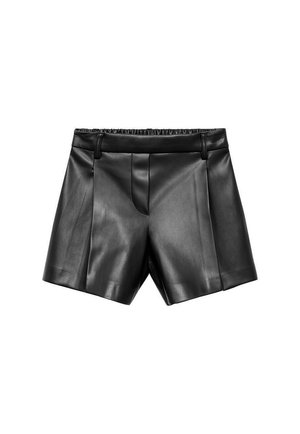 Shorts en cuir noir avec une texture lisse, présentant des plis sur le devant, une taille solide et une coupe ajustée avec une finition courte.