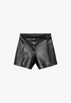Shorts en cuir noir avec une texture lisse, présentant des plis sur le devant, une taille solide et une coupe ajustée avec une finition courte.