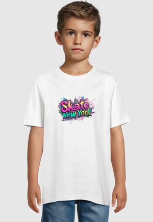 Hvit bomull t-skjorte med en fargerik grafisk trykk med "Skate New York" i rosa, blått og grønt på forsiden. Korte ermer, rund hals.
