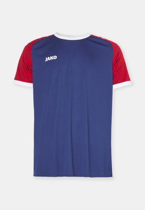 Maglia a maniche corte di colore blu navy con maniche a righe rosse e dettagli bianchi. Presenta il logo JAKO sul davanti. Tessuto liscio e leggero.
