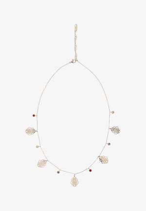 Delikatny złoty naszyjnik z łańcuszkiem z siedmioma ozdobnymi filigranowymi zawieszkami oraz małymi, okrągłymi kamieniami szlachetnymi w kolorach czerwonym, fioletowym i złotym równomiernie rozmieszczonymi.