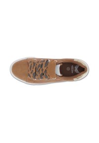 Tan suède sneaker met leopardprint veters, witte zool en textuurelementen. Beschikt over een gevoerde binnenkant en logo-details op de tong.