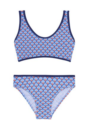 Ensemble de bikini deux pièces avec un fond bleu, un motif à coquille blanc et orange, un tissu doux et une bordure contrastante en marine le long des bords.