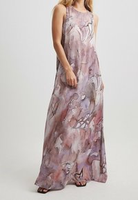 Maxi-jurk van zachte, vloeiende stof met een aquarelprint in tinten van roze, paars en room; mouwloos met een ronde halslijn.