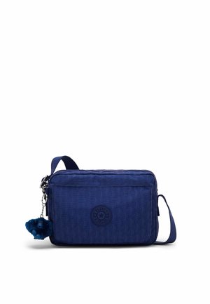 Bolso pequeño bandolera azul marino con bolsillo delantero, tela texturizada, logo circular, correa ajustable y llavero con pompón azul marino adjunto.