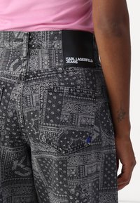 Karl Lagerfeld Jeans BAGGY BANDANA - Platėjantys džinsai - washed black bandana