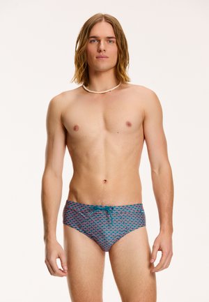 Männer-Schwimmbriefs in einem mehrfarbigen geometrischen Muster. Sie haben eine türkisfarbene Basis mit orangefarbenen Akzenten und einen Kordelzugbund.