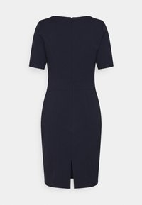 Námořnické šaty s krátkými rukávy, minimalistický design, zapínání na zip na zádech a malý rozparek na lemu pro dodatečný detail.