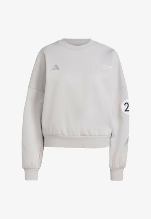 Jasnoszara krótka bluza wykonana z miękkiego materiału, z okrągłym dekoltem, ściągaczami na mankietach oraz nadrukowanymi logo i numerami na rękawach.