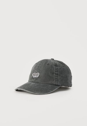 Mørkegrå baseballcap i vasket bomull med buet brem og liten "Santa Cruz"-merke foran i midten.