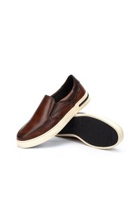Bruine leren instapschoenen met een gladde afwerking, ronde neus en contrasterende witte zool. De buitenzool heeft een textuurpatroon.