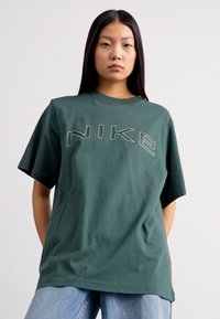 Nike Sportswear PHOENIX TEE - Μπλουζάκι με στάμπα - vintage green