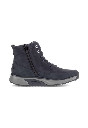 Bota negra de tobillo con cordones, cremallera lateral y suela gruesa gris, diseñada para uso exterior o informal.