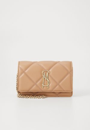 Beige gesteppte Leder-Clutch mit goldener Kettenriemen und goldgeprägtem MSM-Logo auf dem vorderen Klappenbereich vor weißem Hintergrund.