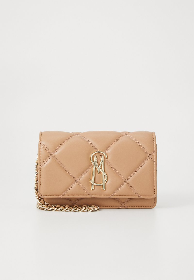 Beige quiltet læder clutchtaske med guld kædetræk og guld prægede MSM-logo på frontklappen mod hvid baggrund.