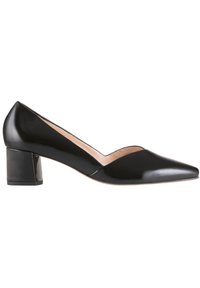 Chaussure à talon haut en cuir vernis noir avec un bout pointu et un talon bloc de hauteur intermédiaire. Présente un design de découpes unique sur les côtés.