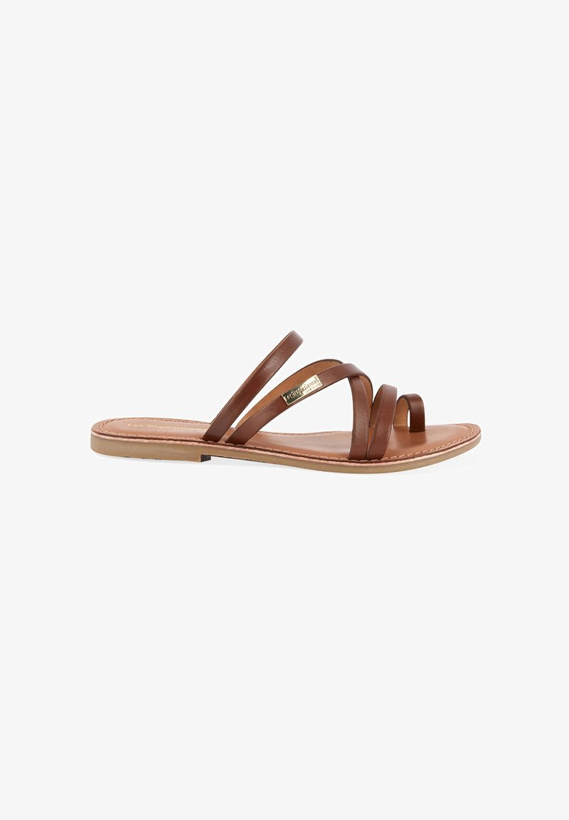Sandal en cuir marron avec trois fines lanières et une semelle plate. Présente une texture lisse et un design à bout arrondi.