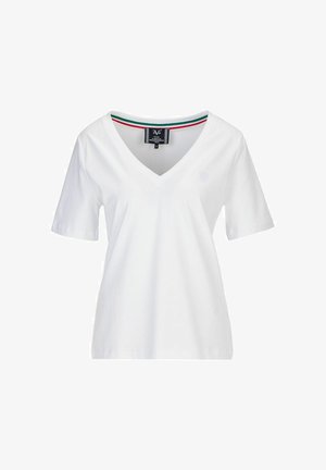 Weißes Baumwoll-T-Shirt mit kurzen Ärmeln und V-Ausschnitt, das ein dezentes Logo auf der linken Brust und einen gestreiften Besatz im Kragen hat.