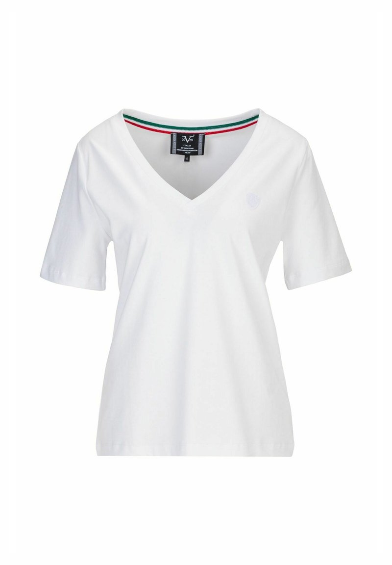 Witte katoenen T-shirt met korte mouwen en V-hals, voorzien van een subtiel logo op de linkerborst en een gestreepte afwerking aan de binnenkant van de kraag.