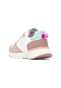 Zapatilla en blanco, beige y rosa pastel con un upper de ante y sintético. Cuenta con un collar acolchado y una suela de goma texturizada.