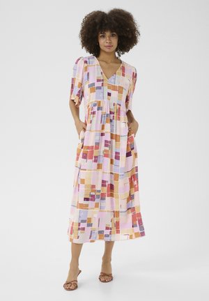 Rochie cu mânecă scurtă, decolteu în V, în culori pastelate, având un model geometric cu pătrate. Materialul pare ușor, cu un design fluid.