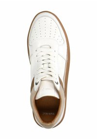 Witte sneaker met geperforeerde neus, beige accenten, platte veters en rubberen zool. Het interieur heeft een zachte textuur met zichtbare branding.
