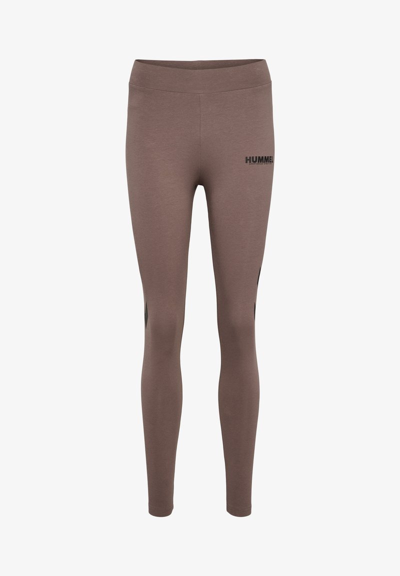 Leggings marrones de tejido suave, con cintura alta, que presentan el logo de la marca en negro y acentos contrastantes en negro a los lados.