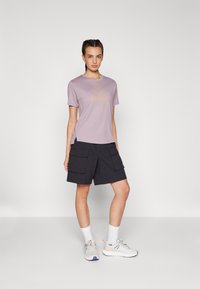 The North Face MOUNTAIN ATHLETICS FLEX TEE - Majica kratkih rukava s printom - purple chalk