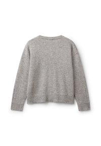 Svetle šedý svetřík s dlouhým rukávem pletený, s žebrovaným kulatým výstřihem, manžetami a lemem, zobrazený ze zadní strany na bílém pozadí.