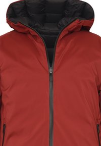 Giacca isolante rossa con colletto alto e cappuccio, dotata di chiusura con zip e fodera nera. Esterno liscio e forma strutturata.