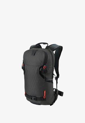 Donkergrijze rugzak met een diamantpatroonstructuur, voorzien van zwarte accenten, oranje ritslipjes, verstelbare bandjes en een voorste gesp sluiting.