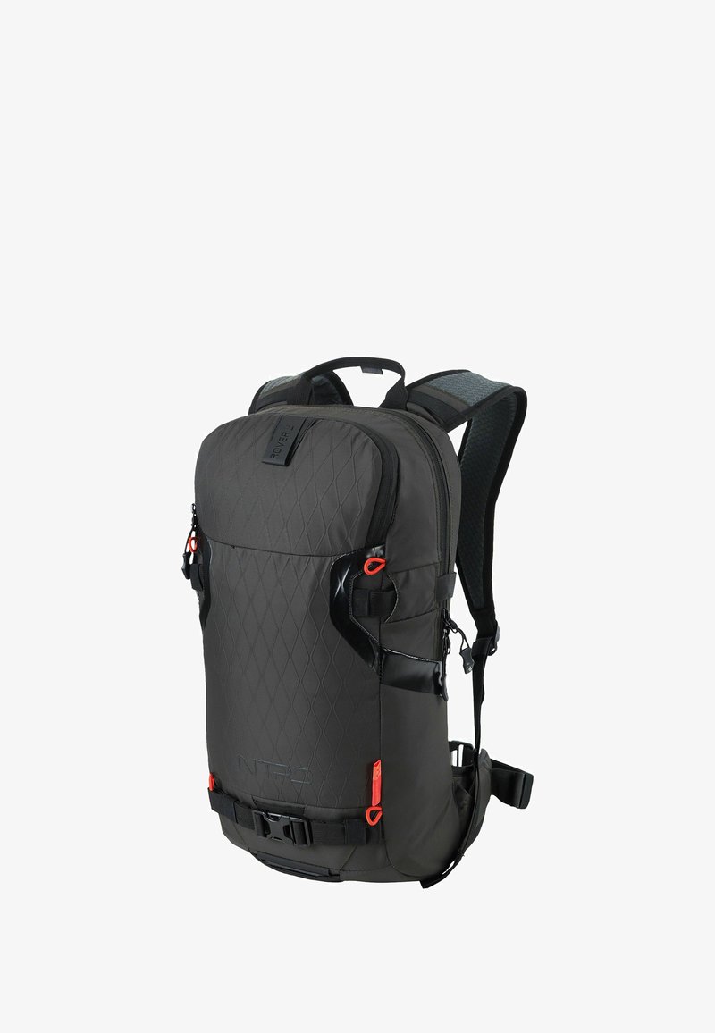 Zaino grigio scuro con texture a motivo diamantato, con dettagli neri, cerniere arancioni, spallacci regolabili e chiusura frontale con fibbia.