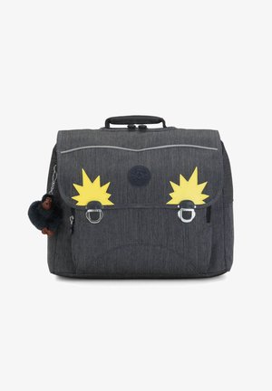 Sac à dos en tissu gris avec des appliqués en forme d'étoile jaune, des accessoires en métal argenté et un porte-clés en forme de singe. Il dispose d'une poignée supérieure et d'une fermoir à rabat à l'avant.