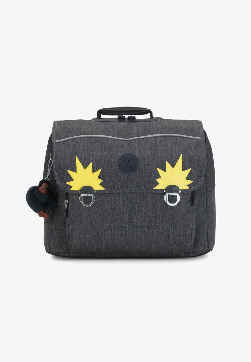 Grå tygryggsäck med gula stjärnapplikationer, silverfärgade detaljer och en apnyckelring. Har ett handtag på toppen och en framfickslåsning.