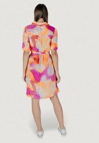 Abito smanicato con cintura, caratterizzato da un motivo astratto nei colori rosa, arancione e grigio su uno sfondo chiaro; realizzato in un tessuto leggero e liscio.