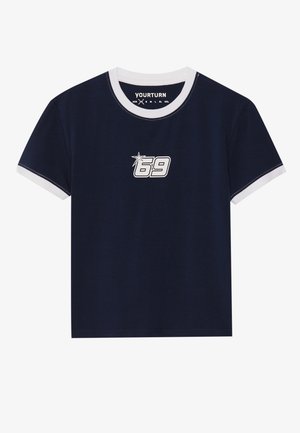 Námořnické modré bavlněné tričko s bílým kulatým výstřihem a bílými lemy rukávů, s grafickým motivem "69" v bílé a stříbrné barvě na přední straně.