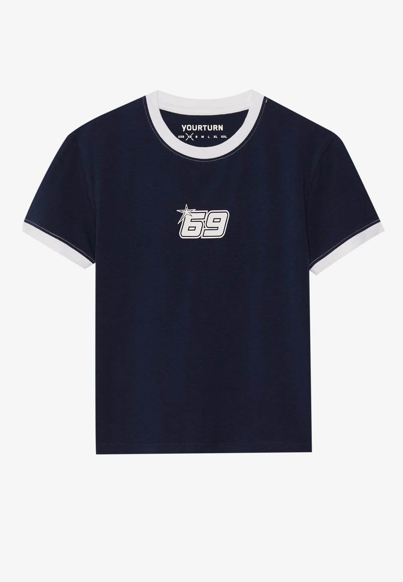 Granatowa bawełniana koszulka z okrągłym dekoltem i rękawami w białym kolorze, z grafiką "69" w białym i srebrnym na przodzie.