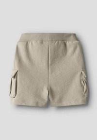 Shorts beiges en coton avec une taille côtelée, comportant deux poches cargo latérales et une texture lisse. Design court.