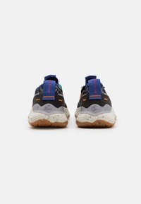 Zapatillas deportivas en negro y gris con suelas intermedias moteadas en blanco, bucles en el talón de color azul, acentos en naranja y un patrón texturizado en la parte superior.