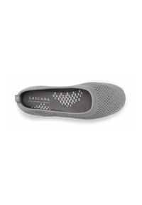 Graue Slipper mit einem atmungsaktiven Strick-Obermaterial, weißer Gummisohle und einer strukturierten Innensohle mit einem dreieckigen Muster. Markenname sichtbar.