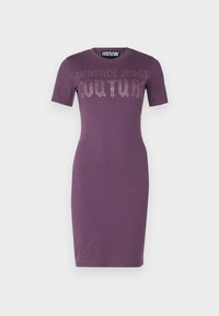 Fialové šaty slim-fit s krátkým rukávem a textem "Versace Jeans Couture" z kamínků napříč hrudníkem, délka po kolena s kulatým výstřihem.