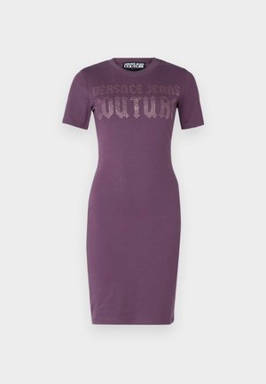 Purppura slim-fit lyhythihainen mekko, jossa on "Versace Jeans Couture" -teksti strasseilla rinnan kohdalla, polven mittainen ja pyöreällä pääntielle.