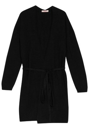 Długi czarny dziany kardigan z długimi rękawami i paskiem wiązanym w talii, otwarty z przodu.