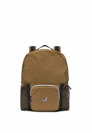 Zaino marrone con tasca frontale con cerniera, tasche laterali in rete nera, spallacci imbottiti e logo K-Way sulla tasca frontale.