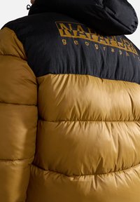 Giacca a vento con una parte superiore nera e una parte inferiore dorata, caratterizzata da una texture lucida e un logo "NAPAPIJRI" in rilievo di colore nero.