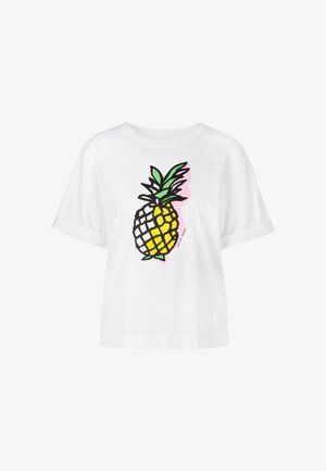 Weißes Baumwoll-T-Shirt mit einem schwarzen Umriss einer Ananas, die gelbe Details und grüne Blätter aufweist, vor einem pinken Farbspritzer-Hintergrund.