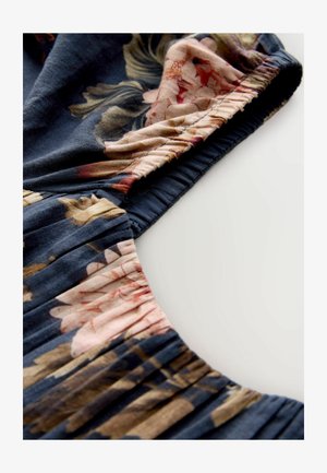 Tumšs ziedu raksts ar plisētām faktūrām. Rozā un bēša ziedi uz tumši zilas fona. Mīksts drapējums un elastīga josta.