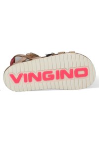 Bruine sandalen met meerdere banden, witte gestructureerde zool en een opvallend roze "VINGINO" logo op de onderkant. Aanpassingsdetails zijn zichtbaar.