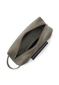 Borsa verde oliva con zip, caratterizzata da una superficie texture, con una maniglia nera e un ampio interno. Dettagli cuciti lungo la cerniera.